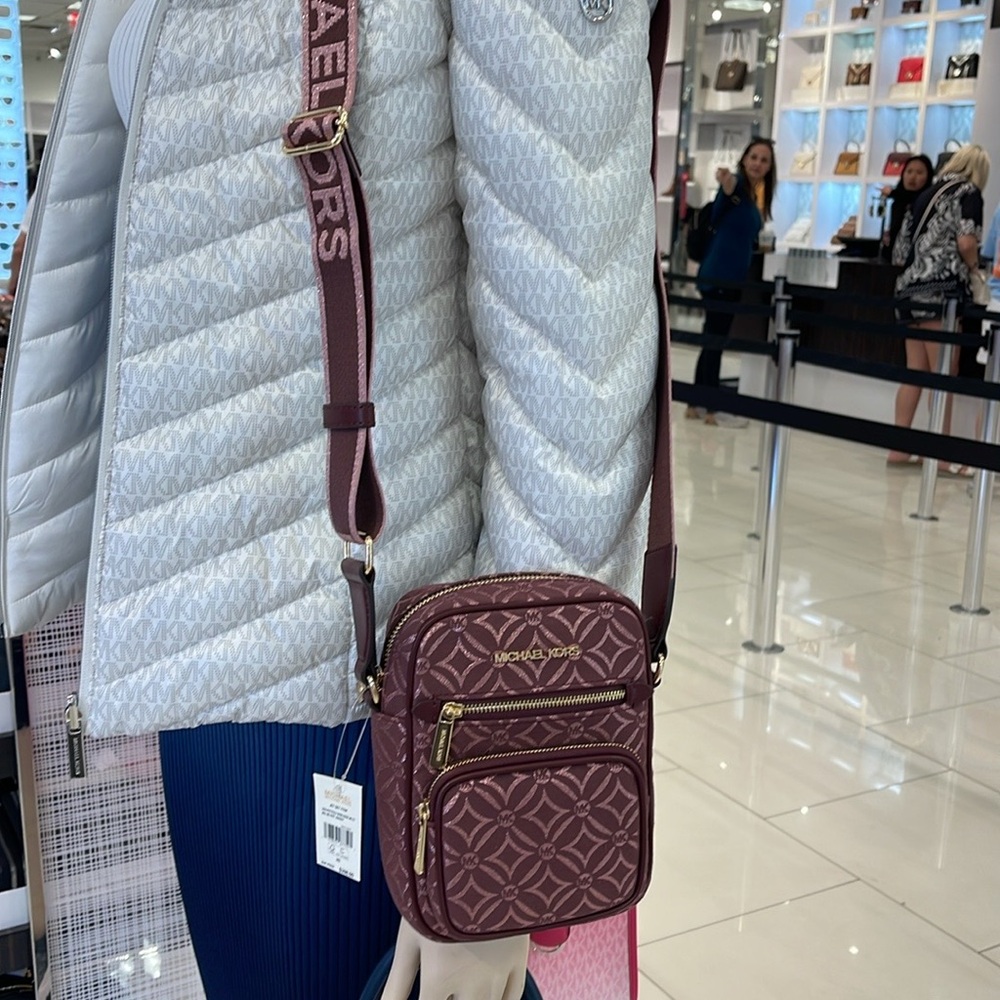 Michael Kors Jet Set Medium Signature Logo Crossbody Bag
Oxblood Multi Jacquard - Picture 5 of 16